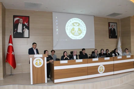 "İnsan Hakları Evrensel mi Yoksa Kültürel mi?" Konulu Münazara Gerçekleşti.