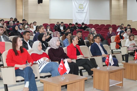 "İnsan Hakları Evrensel mi Yoksa Kültürel mi?" Konulu Münazara Gerçekleşti.