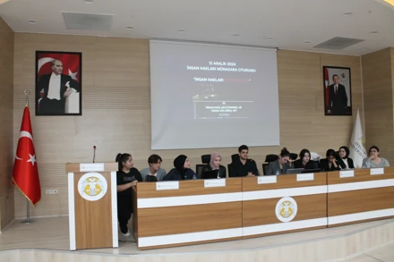 "İnsan Hakları Evrensel mi Yoksa Kültürel mi?" Konulu Münazara Gerçekleşti.