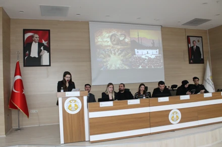 "İnsan Hakları Evrensel Mi Yoksa Kültürel Mi?" Konulu Münazara Gerçekleştirildi.