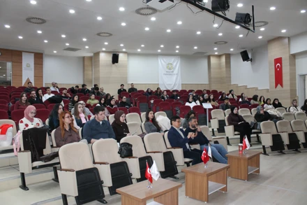 "İnsan Hakları Evrensel Mi Yoksa Kültürel Mi?" Konulu Münazara Gerçekleştirildi.