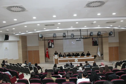 "İnsan Hakları Evrensel Mi Yoksa Kültürel Mi?" Konulu Münazara Gerçekleştirildi.