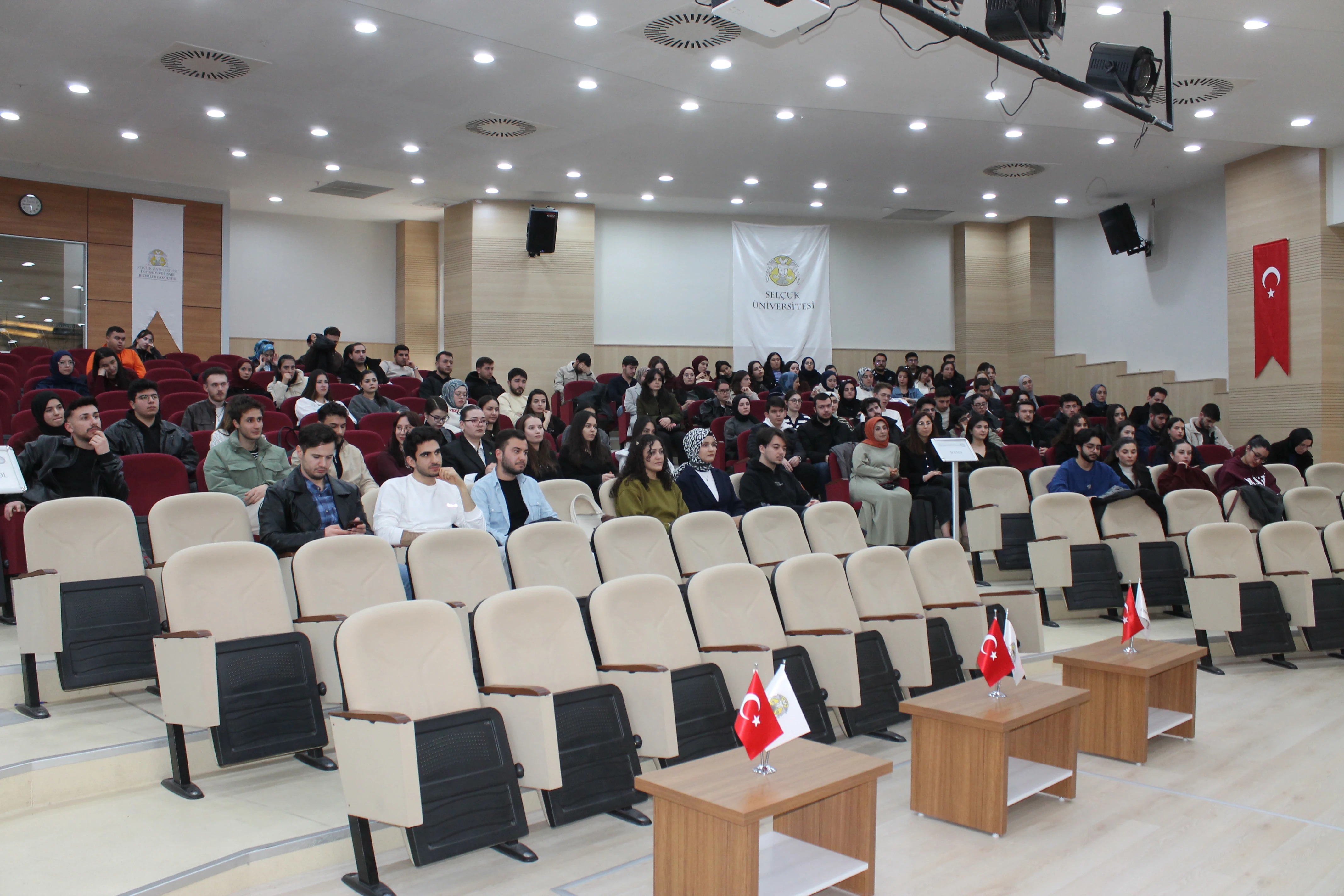 "İİBF Öğrenci Buluşmaları -II“ Konulu Söyleşi Gerçekleştirildi.