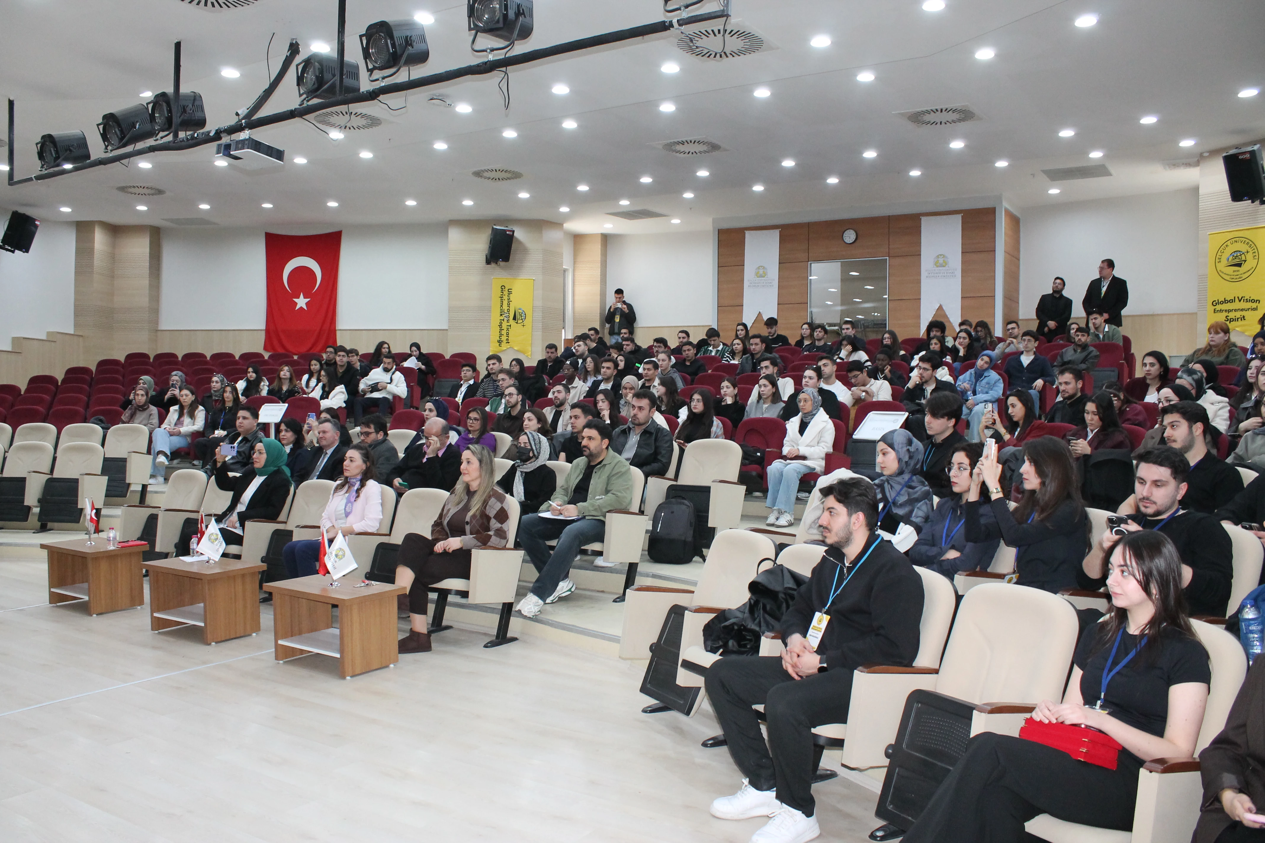 "Uluslararası Ticaretin Mesleki Yol Haritası“ Konulu Konferans Gerçekleştirildi.