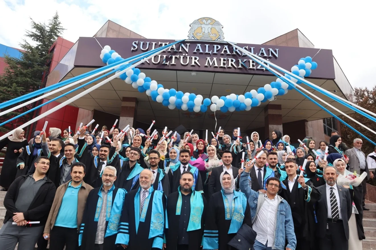 İlahiyat Fakültemiz Beşinci Dönem Mezunlarını Verdi