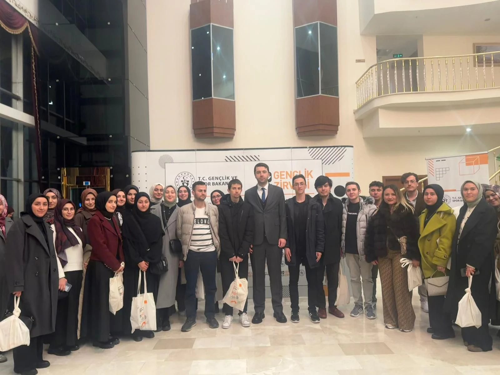 Fakültemiz öğrencileri, 30 Altı Gençlik Zirvesi'ne Katıldı