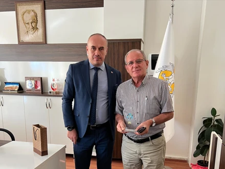 Hocamız Ömer KUŞ’un emekliye ayrılıyor olması sebebiyle Yüksekokul Müdürümüz Doç.Dr. Sinan AKTAŞ tarafından hediye takdimi yapılmıştır