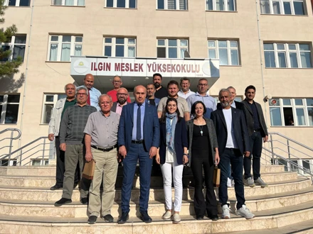 Hocamız Ömer KUŞ’un emekliye ayrılıyor olması sebebiyle Yüksekokul Müdürümüz Doç.Dr. Sinan AKTAŞ tarafından hediye takdimi yapılmıştır