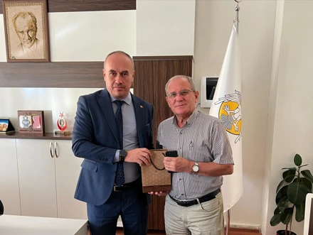 Hocamız Ömer KUŞ’un emekliye ayrılıyor olması sebebiyle Yüksekokul Müdürümüz Doç.Dr. Sinan AKTAŞ tarafından hediye takdimi yapılmıştır