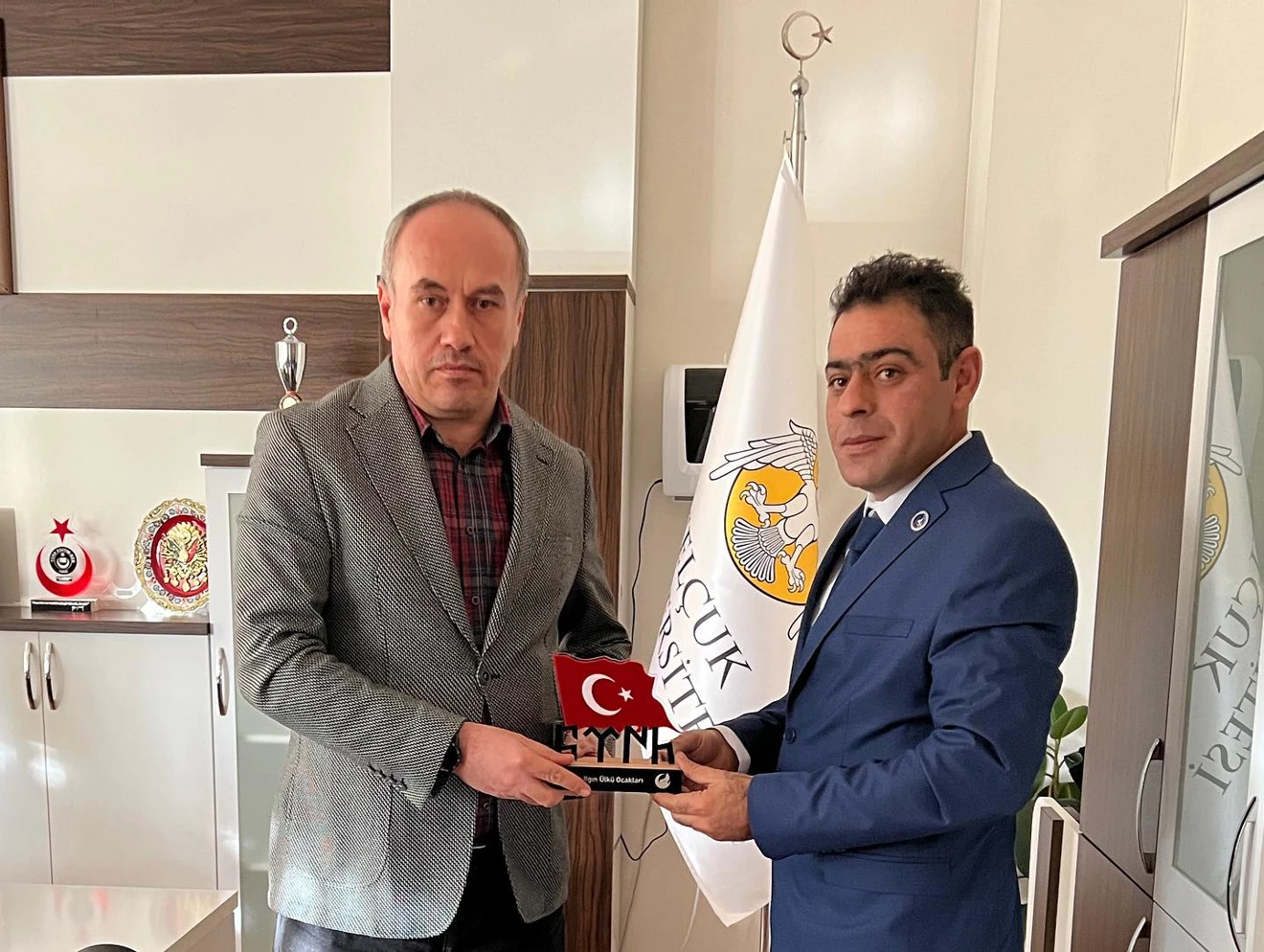 Yüksekokul Müdürümüz Doç.Dr. Sinan AKTAŞ’ın göreve yeniden atanmış olması sebebiyle Ülkü Ocakları Ilgın İlçe Başkanı hayırlı olsun ziyaretinde bulunmuşlardır.