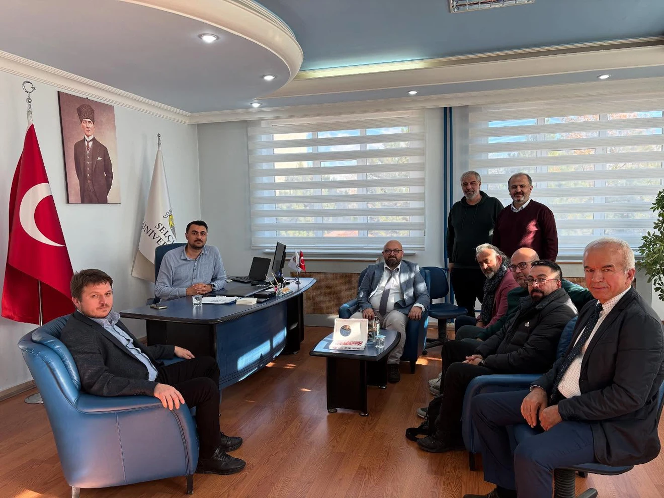 Yüksekokulumuz Yönetimi, Kadınhanı Meslek Yüksekokulu Müdürü Dr.Öğr.Üyesi Cemal Akyol’u makamında ziyaret etmişlerdir.