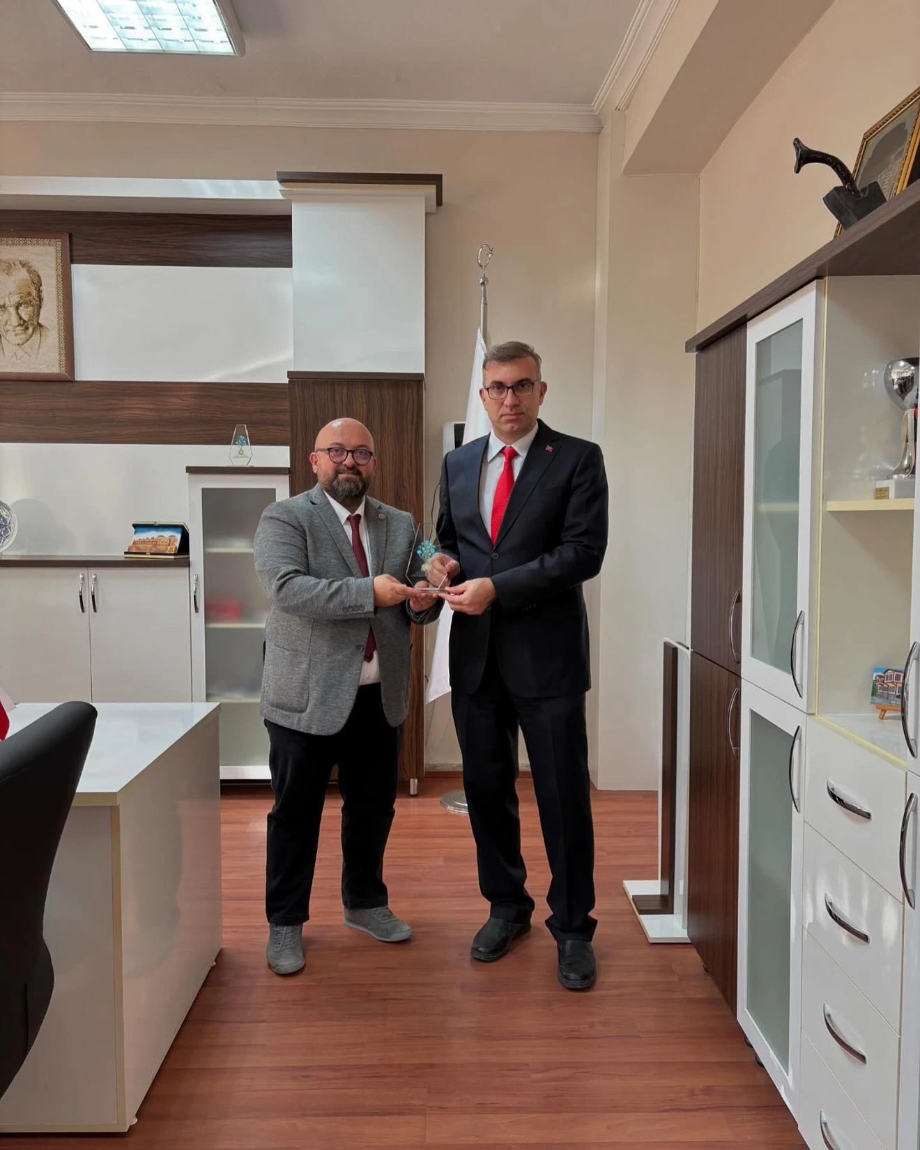 Dr. Öğr. Üyesi Mustafa Serter Uzer’e, Yüksekokul Müdürümüz Öğr. Gör. Ümit Albayrak tarafından plaket takdim edilmiştir