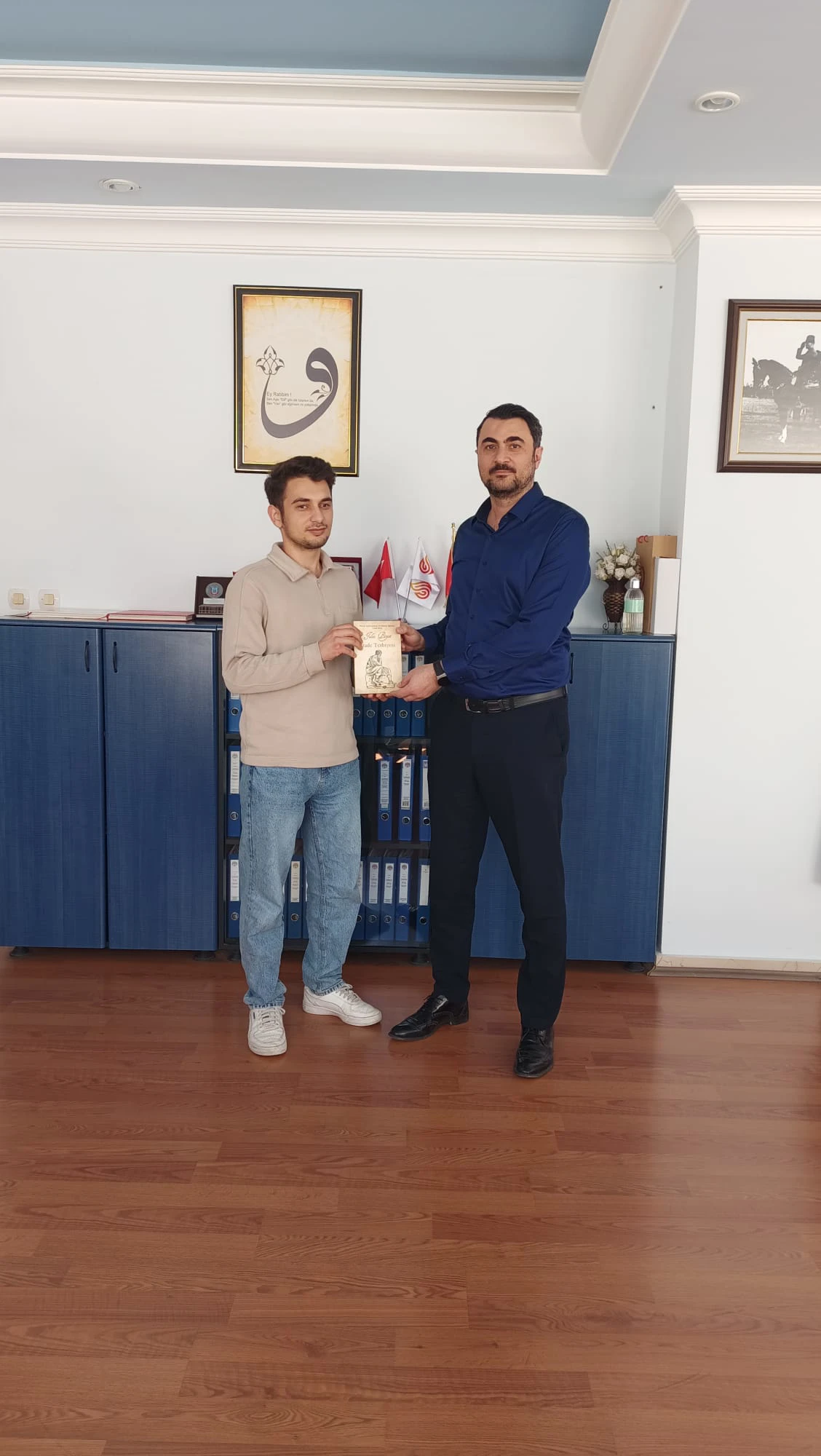 Okulumuzda Düzenlenen Satranç Turnuvasında Dereceye Giren Öğrencilerimize Hediye Takdimi