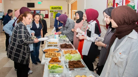 Selçuk Üniversitesi öğrencileri Gazze için kermes düzenledi