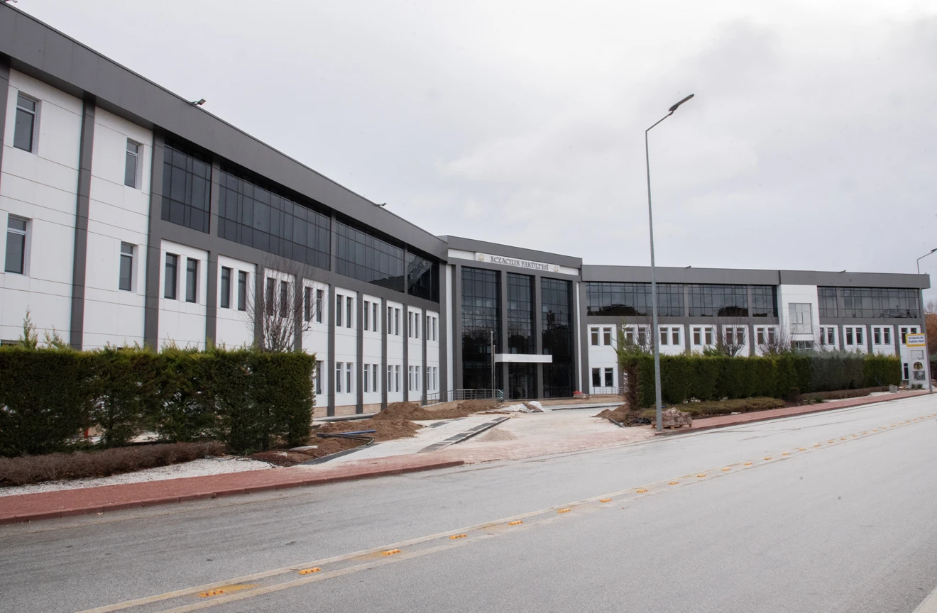 Selçuk Üniversitesi Eczacılık Fakültesi yeni binası açılışa hazır