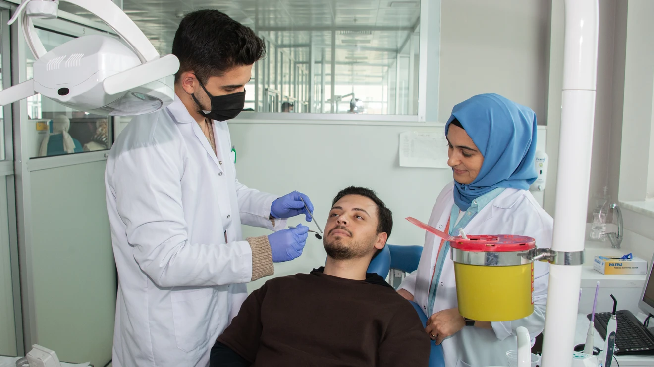 Güzel Sanatlar Fakültesi öğrencilerine yönelik diş sağlığı taraması 