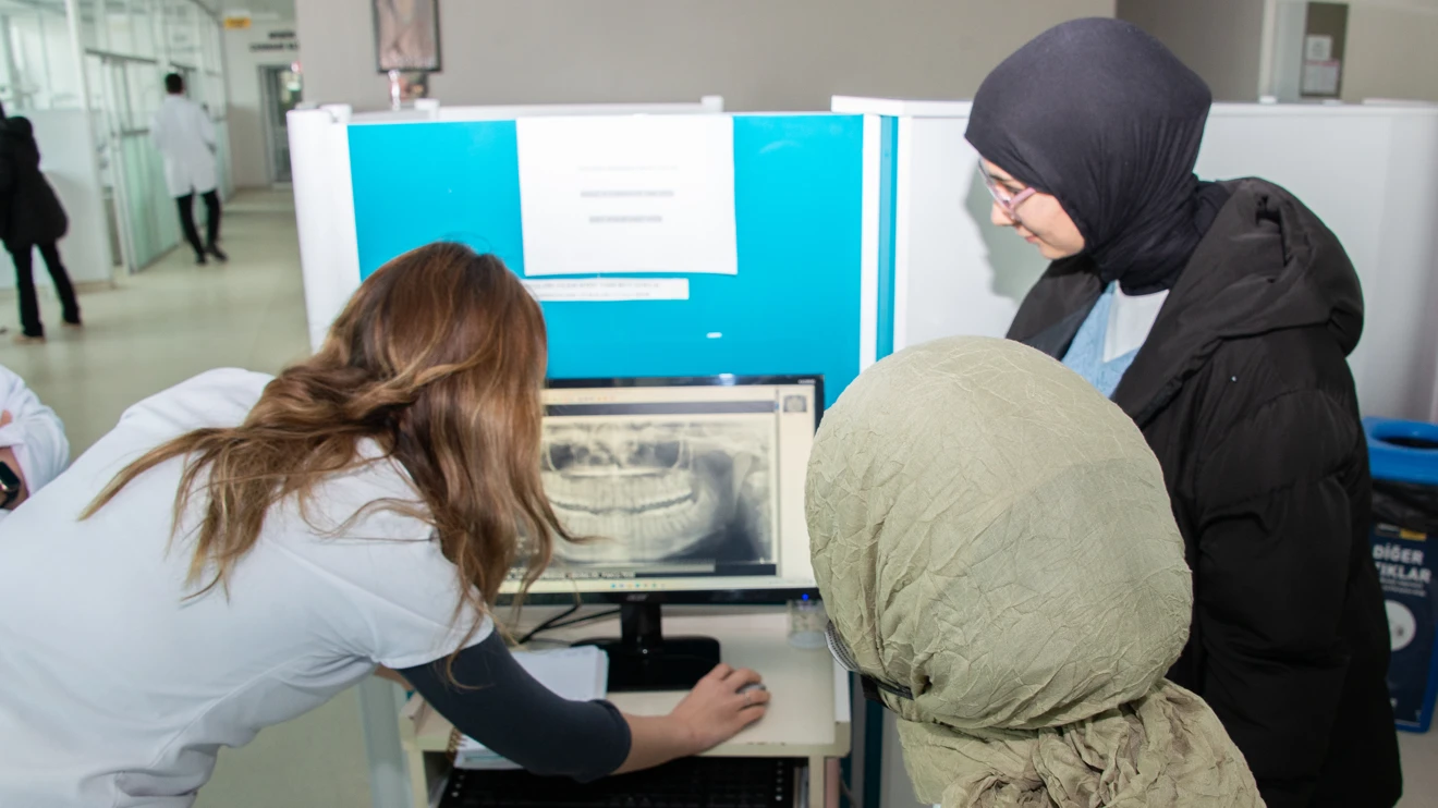 Güzel Sanatlar Fakültesi öğrencilerine yönelik diş sağlığı taraması 
