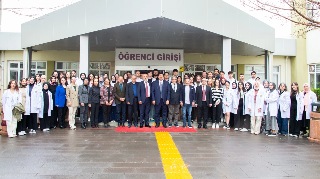 Fen Fakültesi öğrencileri beyaz önlük giydi