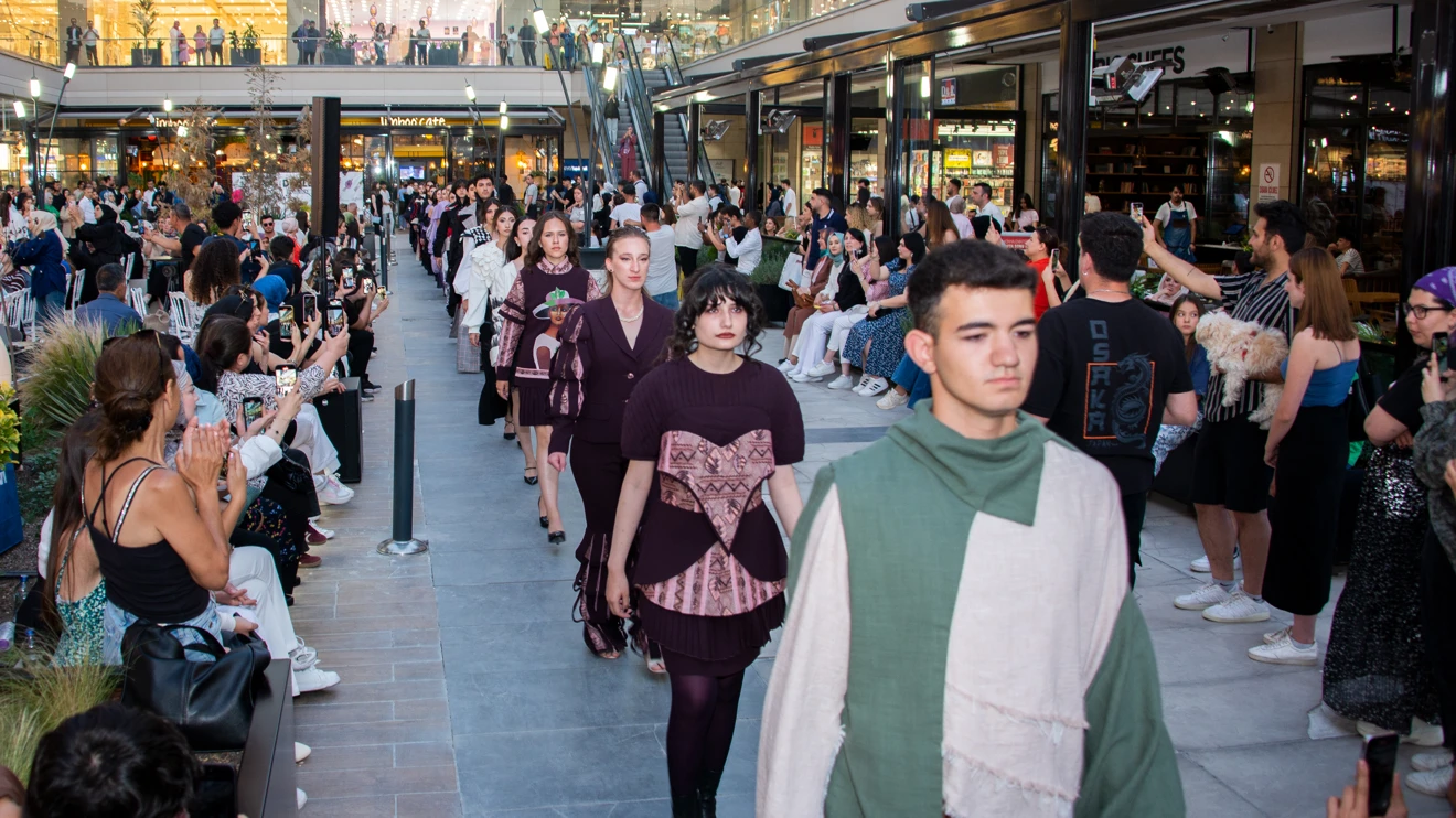 Selçuk’ta 2025 mezunları özgün tasarımlarını sergiledi