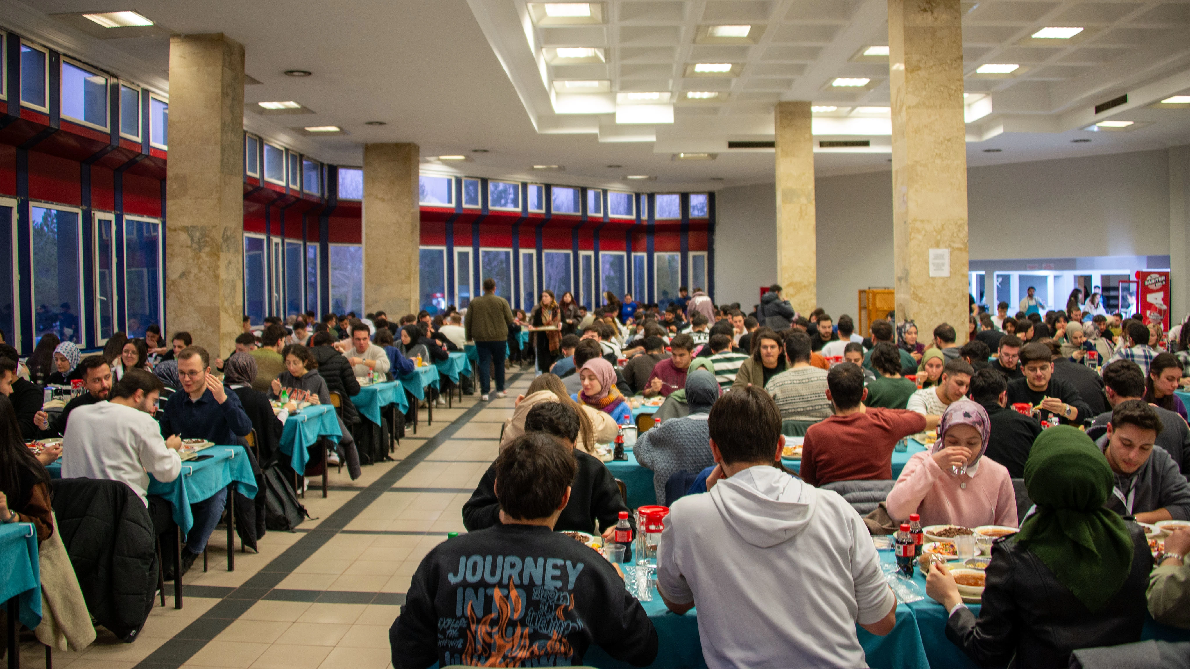 Selçuk Üniversitesi Yemekhanesinde binlerce öğrenci iftar sofralarında buluşuyor