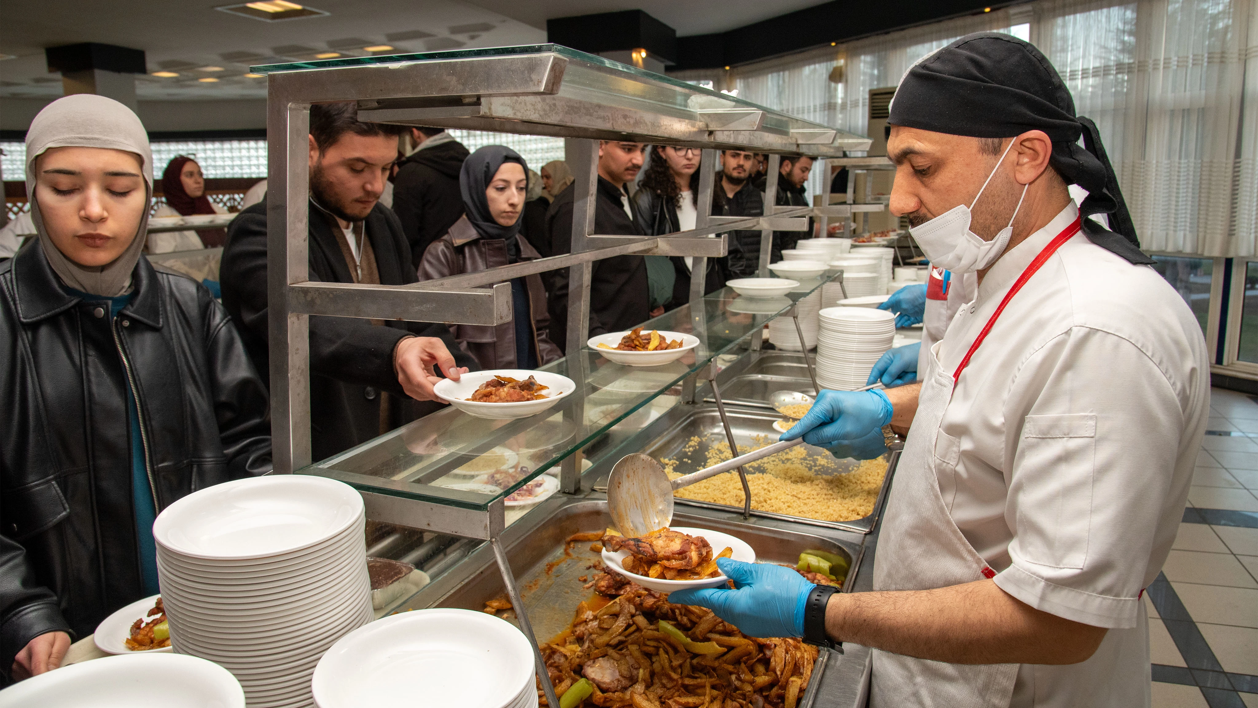 Selçuk Üniversitesi Yemekhanesinde binlerce öğrenci iftar sofralarında buluşuyor