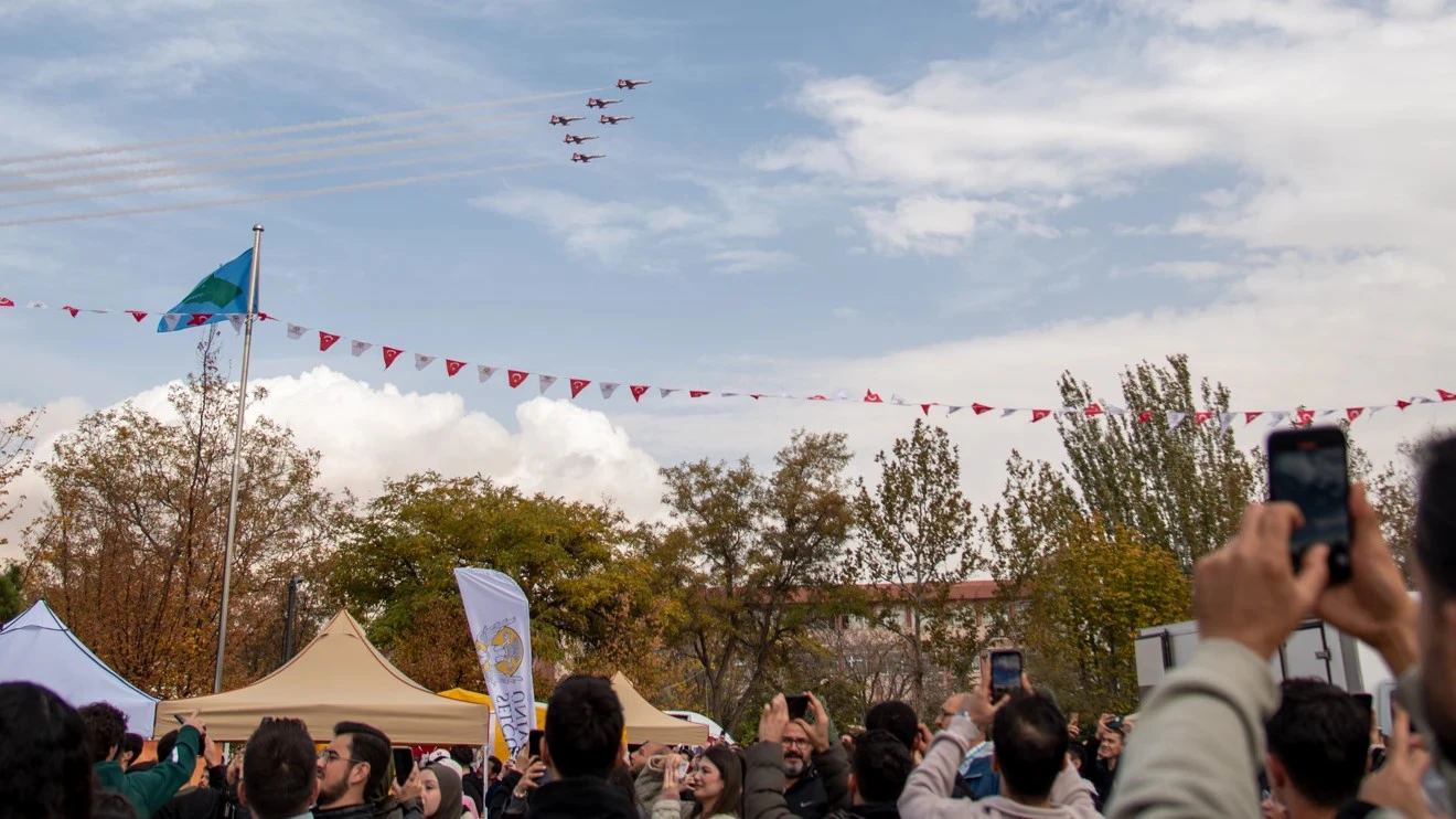 Selçuk Üniversitesinde Tanışma Şenliği renkli görüntülerle sona erdi