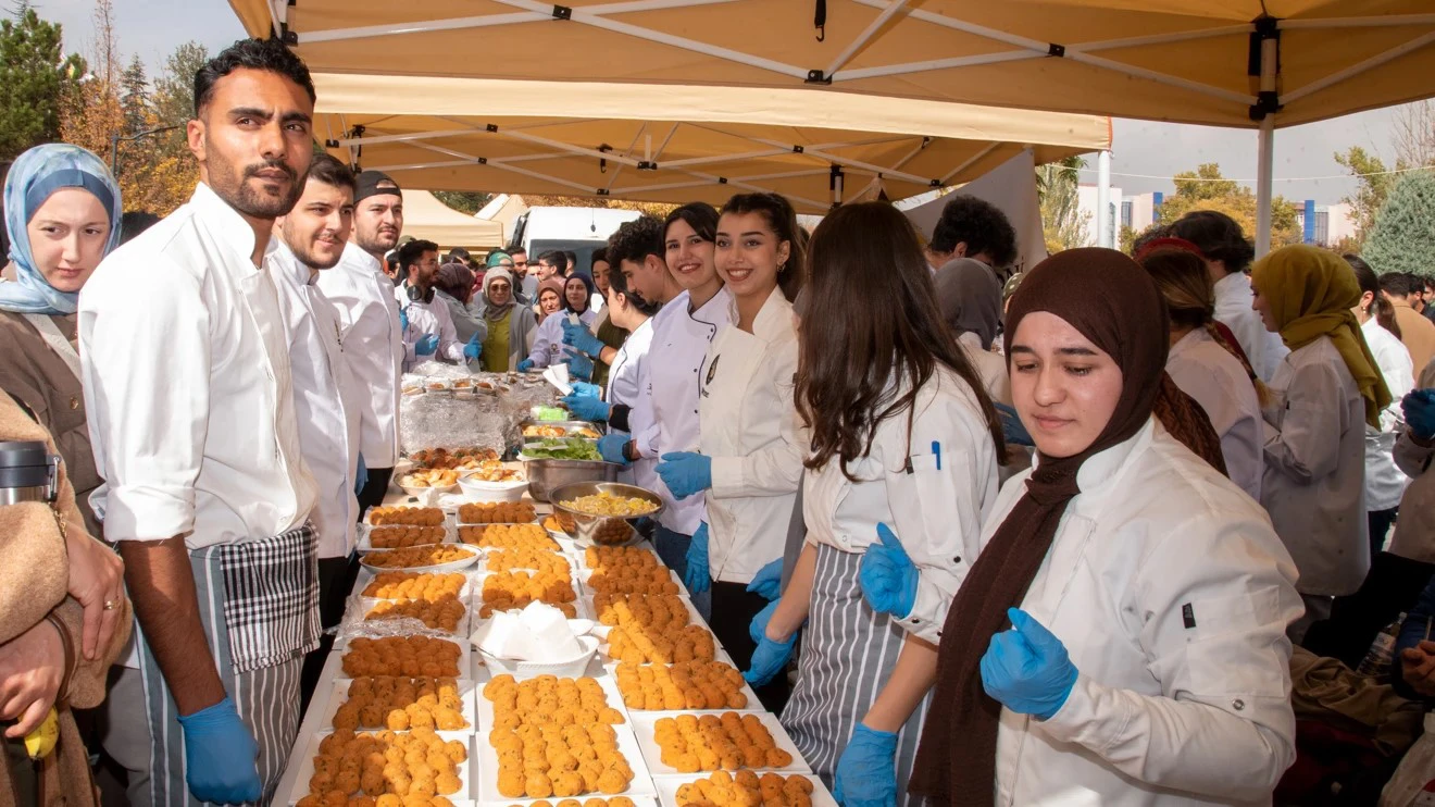 Selçuk Üniversitesinde Tanışma Şenliği renkli görüntülerle sona erdi