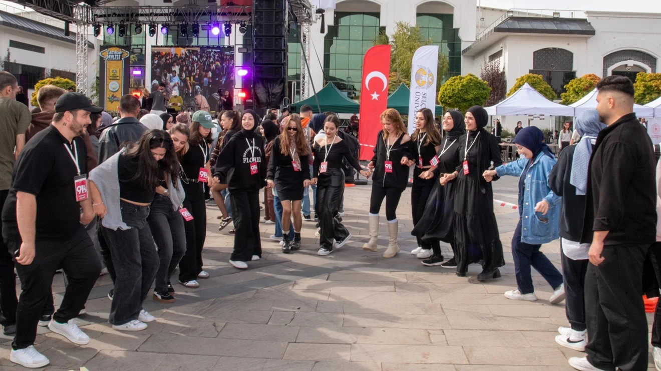 Selçuk Üniversitesinde Tanışma Şenliği renkli görüntülerle sona erdi